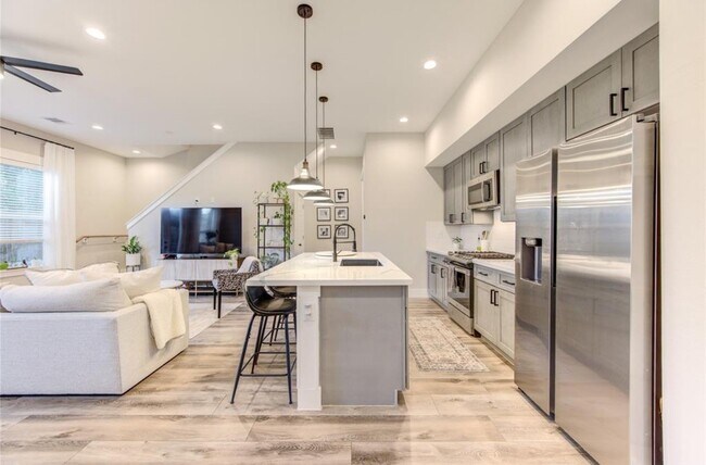 Building Photo - 704 Pinemont Cyn Ln