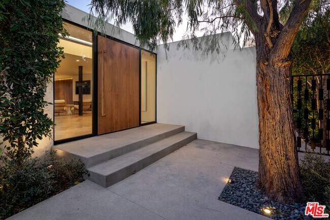 Building Photo - 1611 Tower Grove Dr
