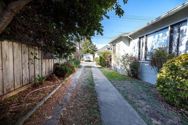 Foto del edificio - Remodeled 1BR Unit with Garage - Steps to BART in El Cerrito