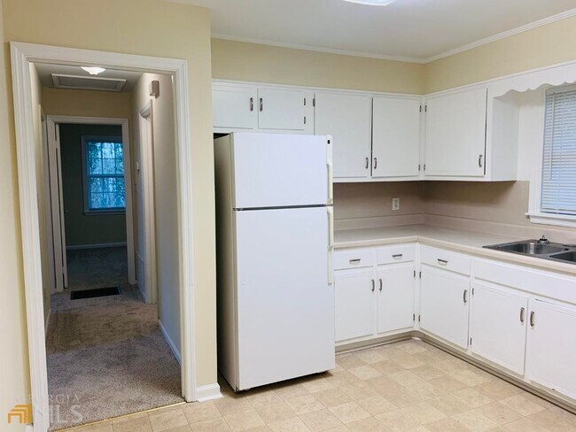Building Photo - 27 Martin St