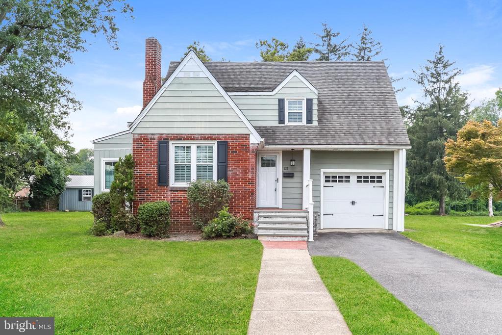 Primary Photo - 227 Delview Ln