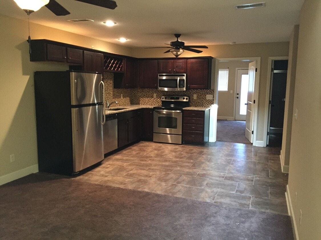 Building Photo - 3 Bedroom, 2 bath Townhome with 1 car garage!