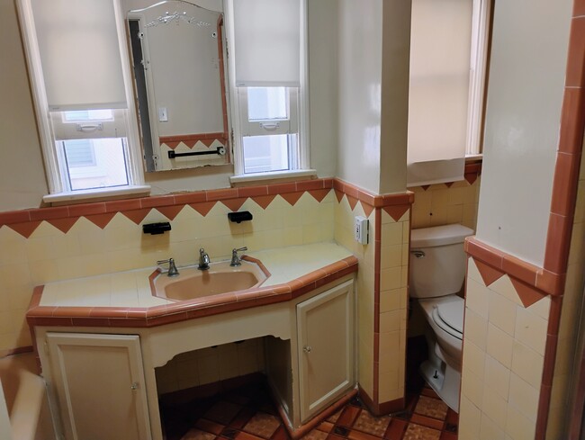 Art Deco Tile Bath - 5770 W 8th St