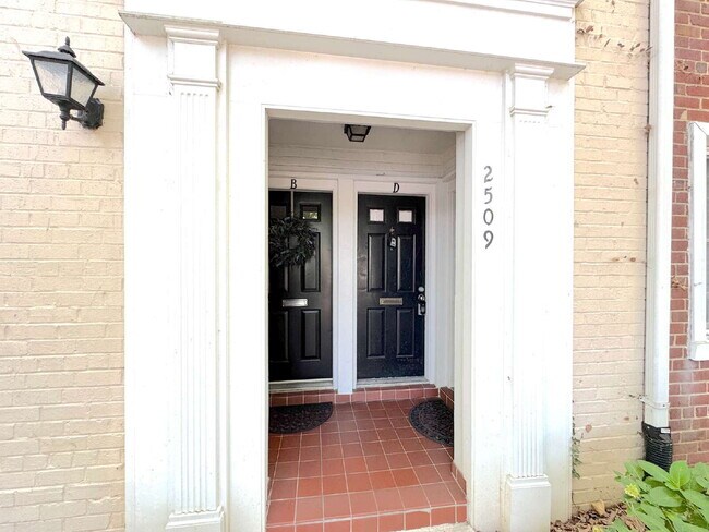 Foto del edificio - Welcome to this well-maintained top-floor condominium