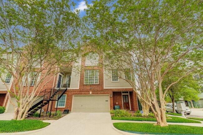 Building Photo - 3Bed/ 2.5 bath Beautiful Townhome Located ...
