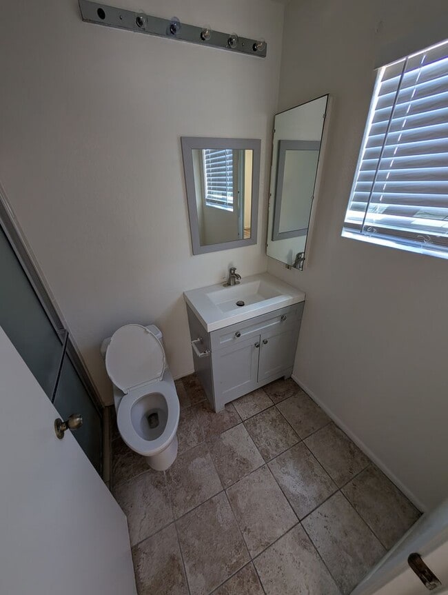 Building Photo - 1430 N Leawood Pl