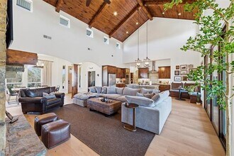 Building Photo - 570 S Point Ct