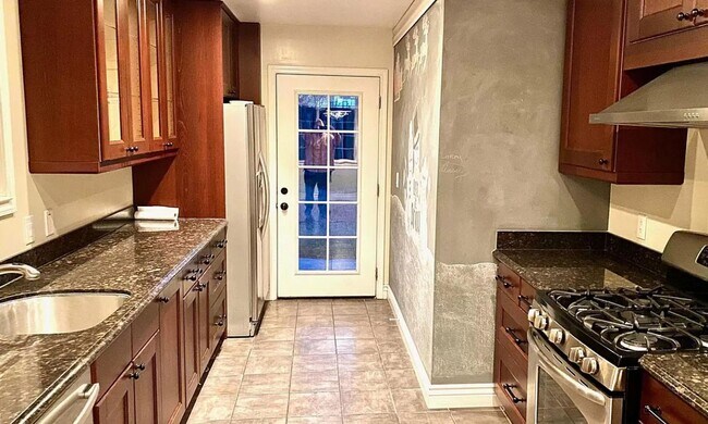 Building Photo - 3/2 Pleasant Hill Rancher - Location is fi...
