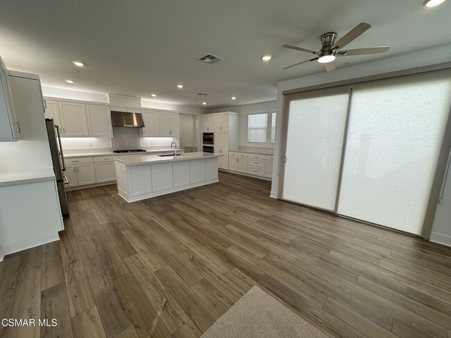 Building Photo - 701 Edward Scholle Dr