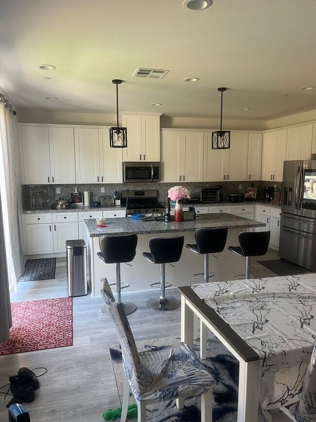 Foto del edificio - Modern 3 Bedroom Single Family Home in Fon...