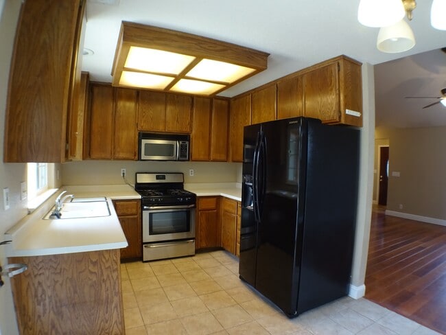 Building Photo - 1011 Lupin Ave