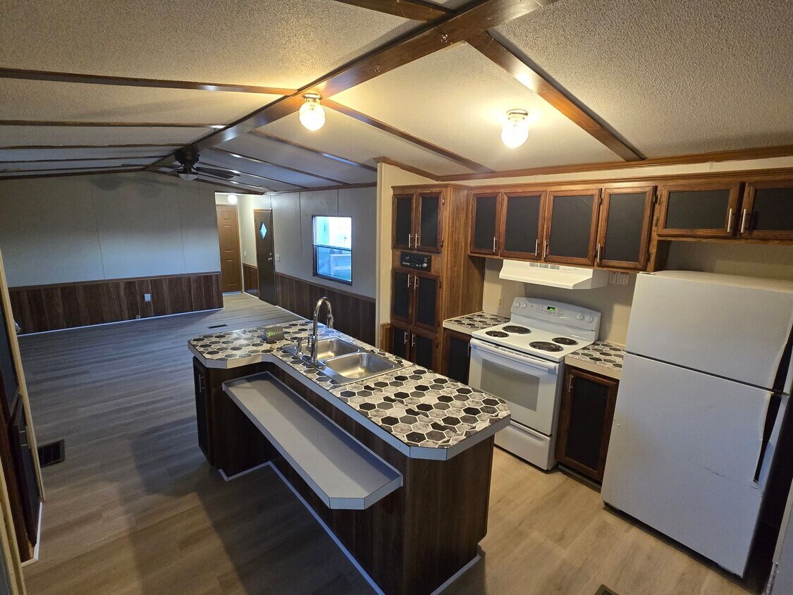 Foto principal - 3 bedroom, 2 bath Mobile Home in Yorktowne