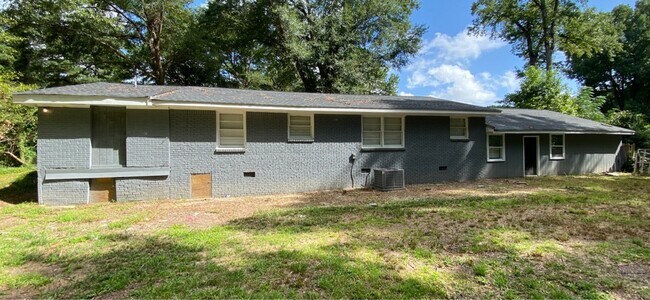 Building Photo - 1624 E Fayetteville Rd