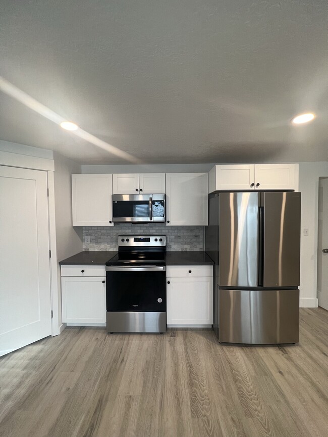 Building Photo - Brand New | 2 bed | 1 Bath | Basement Apar...