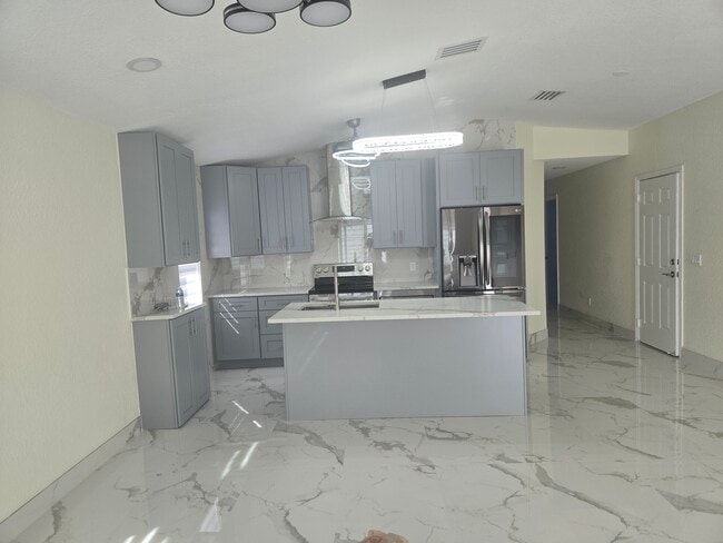 Building Photo - 716 Truman St