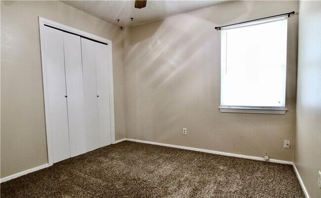 Foto del edificio - 3-bedroom 2-bathroom home on a corner lot!