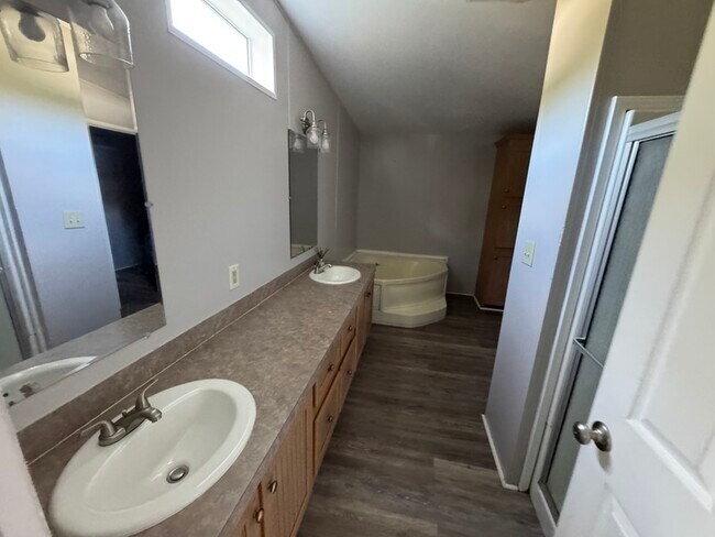 Foto del edificio - 237 Temple Cir W