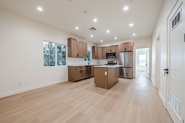 Foto del edificio - Now Offering Two Weeks Free – Upstairs 3-B...