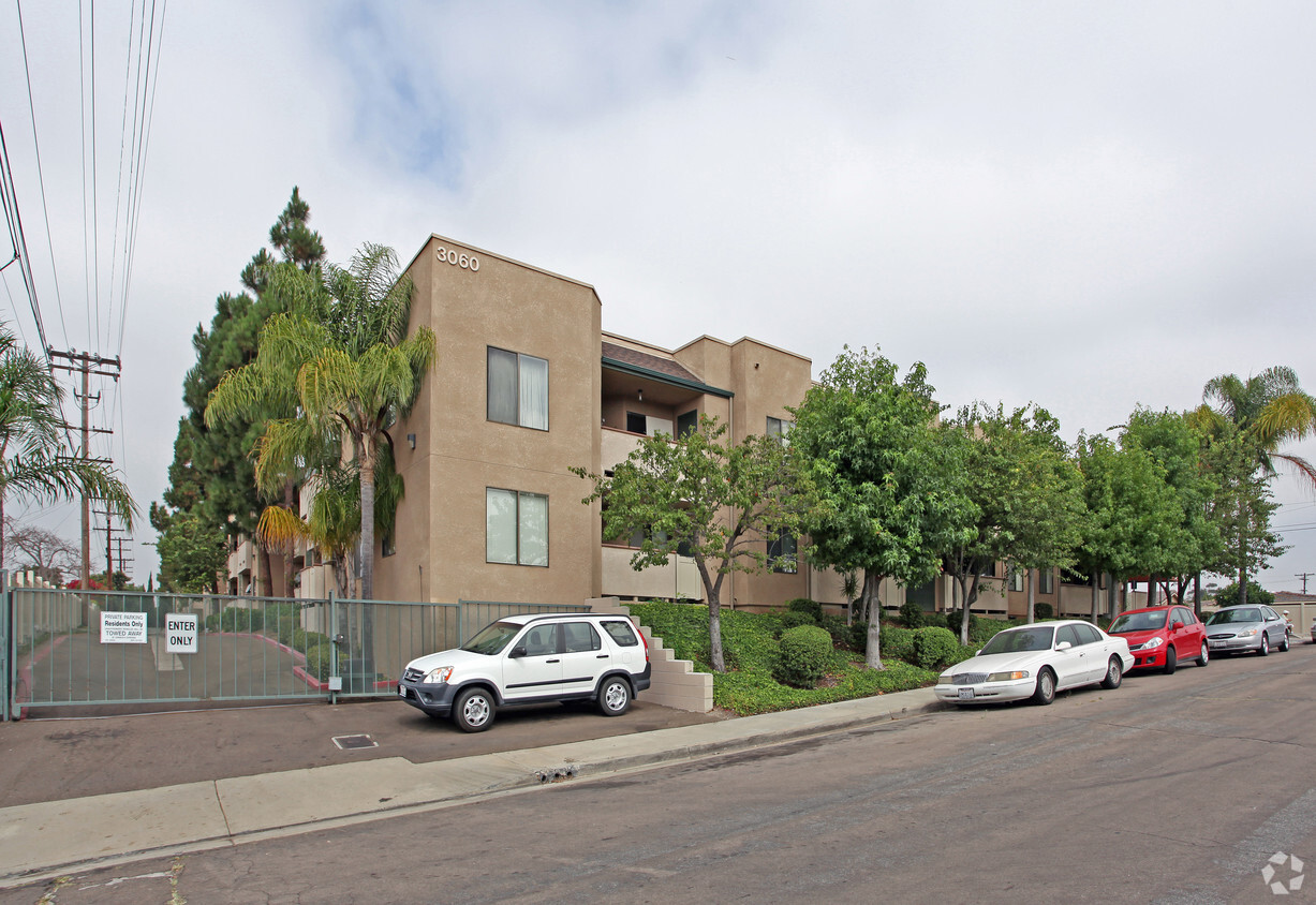 Building Photo - Redwood Villa