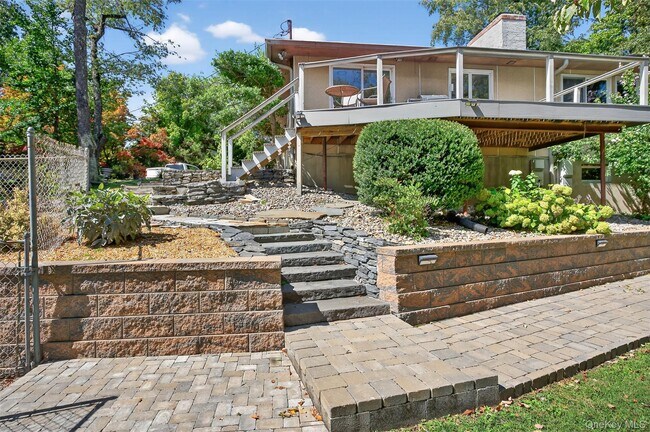 Foto del edificio - 3 Hudson Bluff Cir