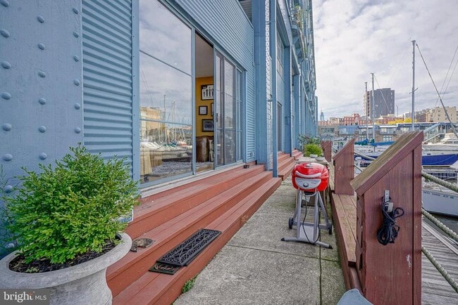 Foto del edificio - 3 N Christopher Columbus Blvd