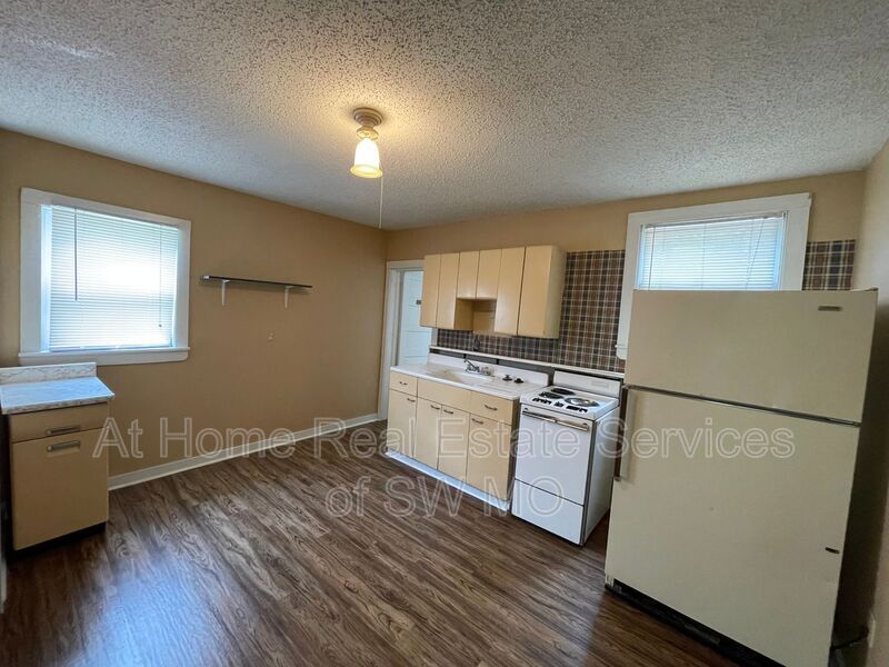 Primary Photo - 1219 W State St