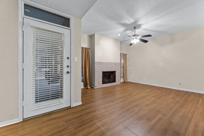 Foto del edificio - IMMEDIATE MOVE IN: West Campus 2 Bed/2 Bath