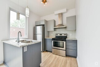 Building Photo - 6600 Av. de Darlington