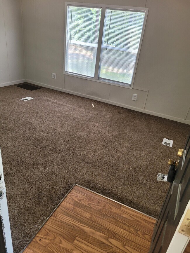 Foto del edificio - 4117 Daisy Ln