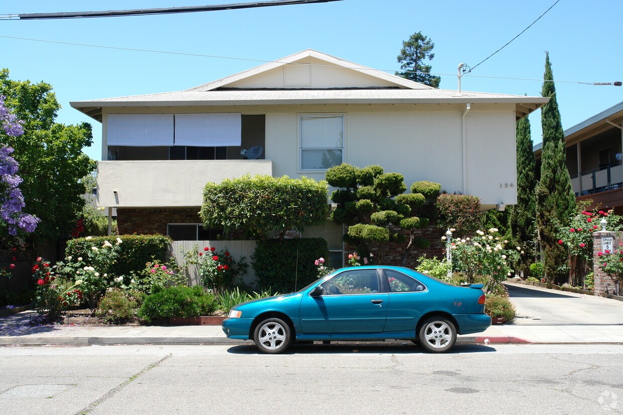 Foto principal - 134 Hobart Ave