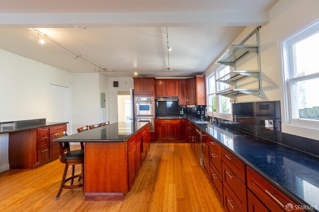 Foto del edificio - 1030 Ulloa St