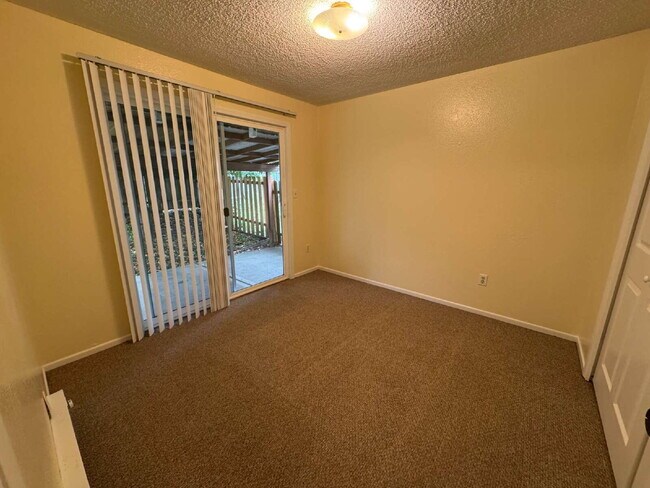 Building Photo - Milwaukie Tri-plex, 2-Bedroom, Near Transp...