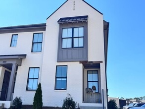 Building Photo - 688 Miramar Ln