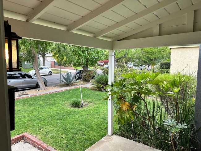 Building Photo - 3 Bedroom Home with Huge Backyard