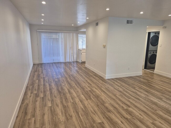 Building Photo - 3 Bedroom 2.5 Bath Carmichael Condo