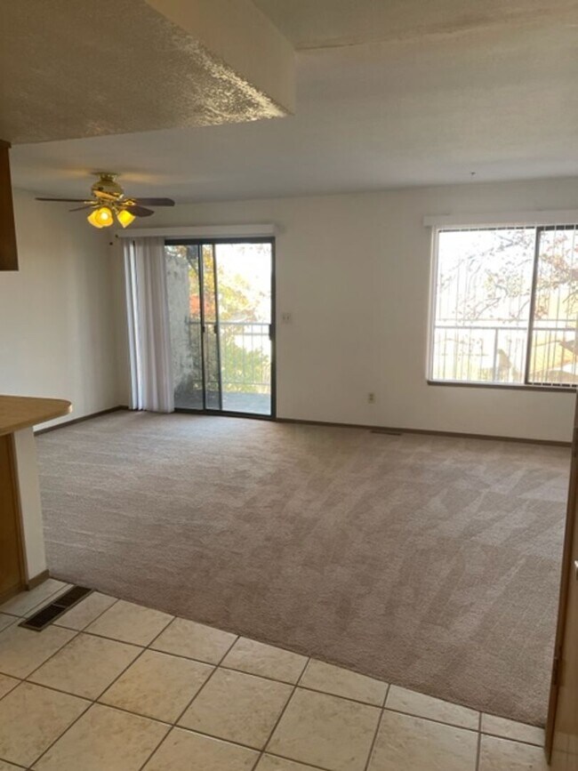 Foto del edificio - Redding townhome close to shopping with 1 car garage