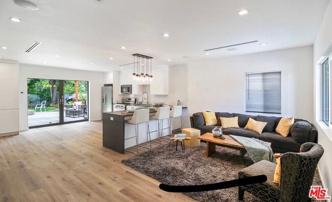 Foto del edificio - 6046 Fallbrook Ave