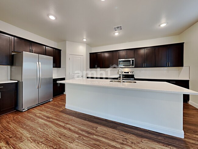 Foto del edificio - 724 Terrain Star Ave