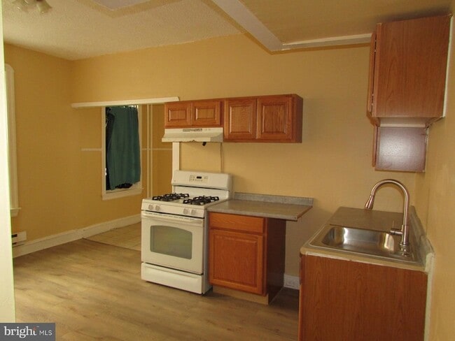 Building Photo - 412 Lindley Ave
