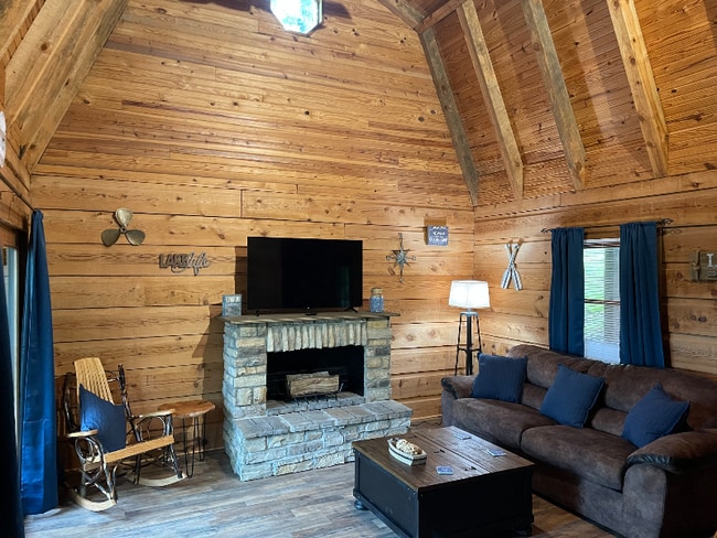 Building Photo - 516 Twin Rivers Dr