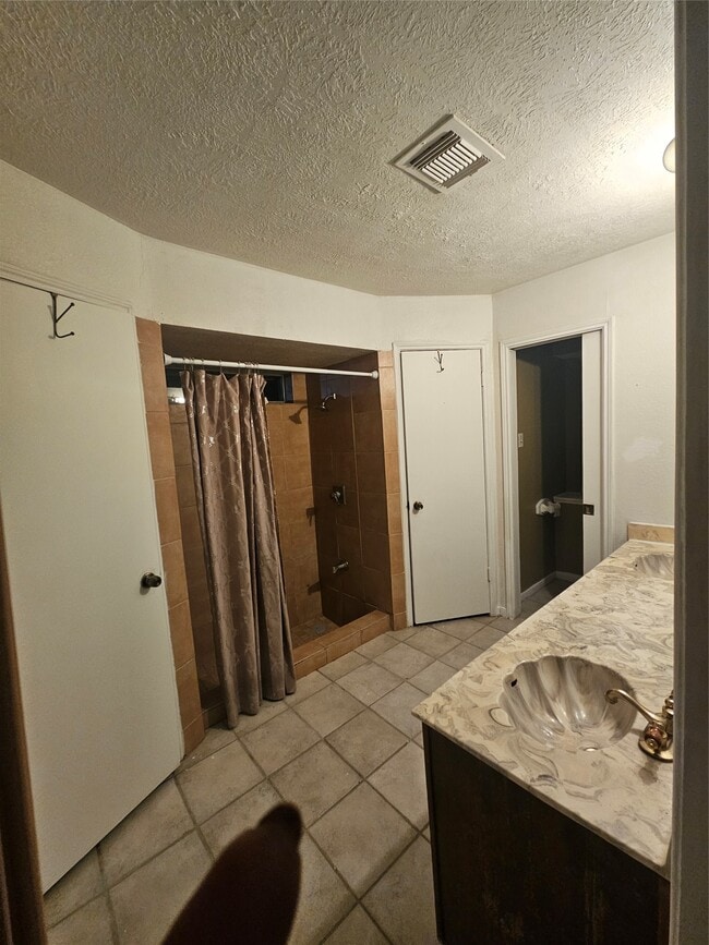 Building Photo - 4011 Alshire Dr