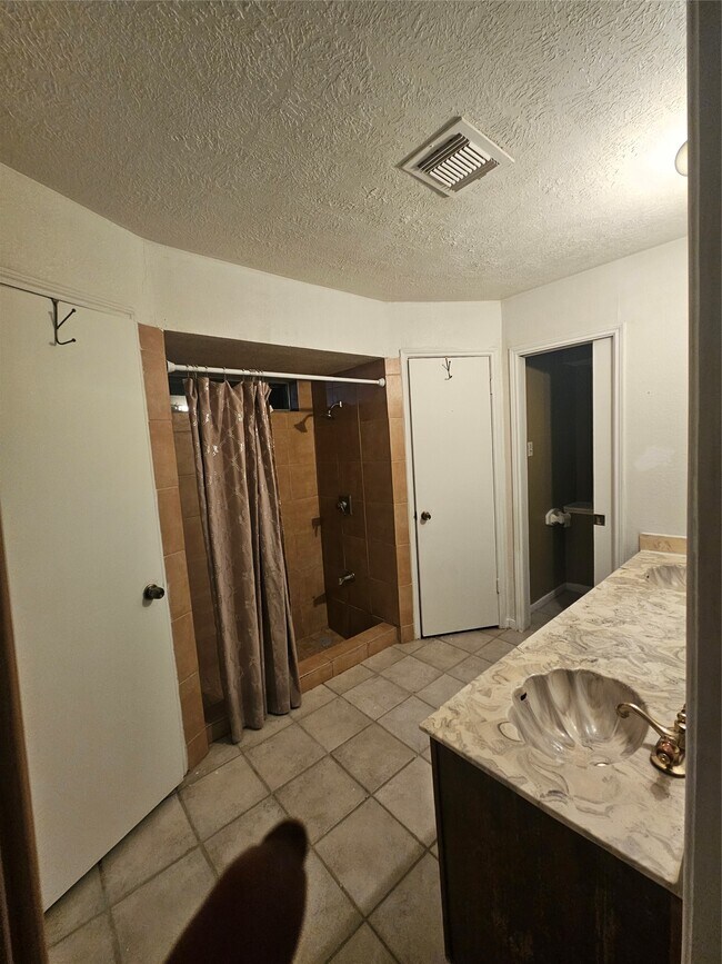 Foto del edificio - 4011 Alshire Dr