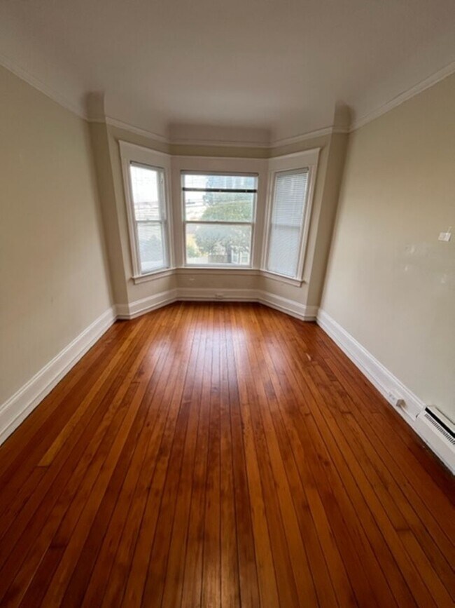 Foto del edificio - Washer and Dryer**View**Hardwood**Spacious...