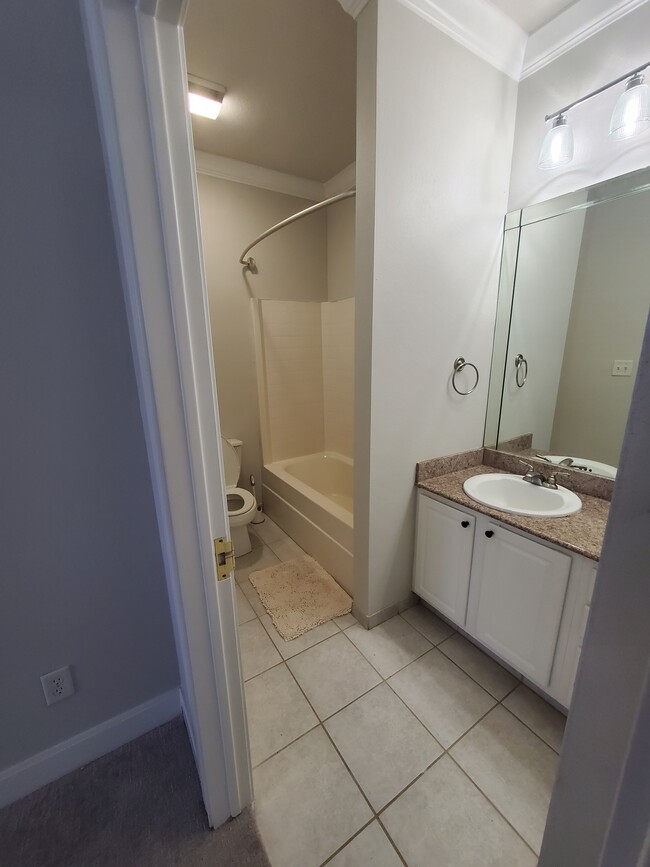 Bedroom 2 private bathroom - 801 Luther St W