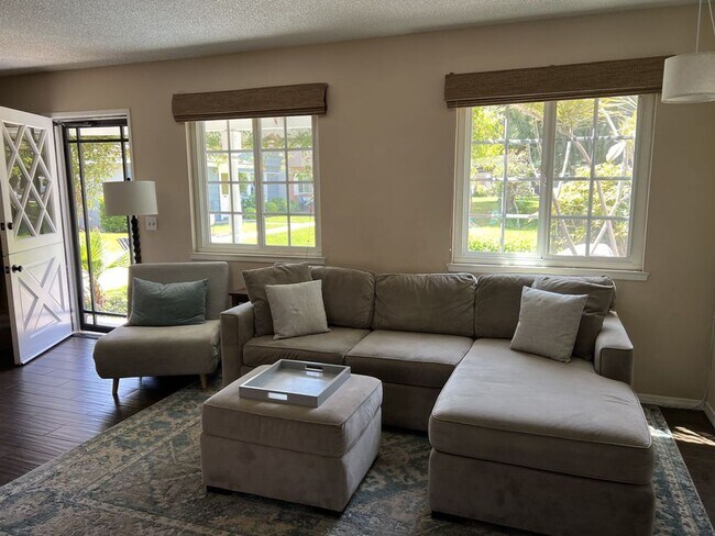 Foto del edificio - Bright & Airy 2-Bedroom End Unit Townhome