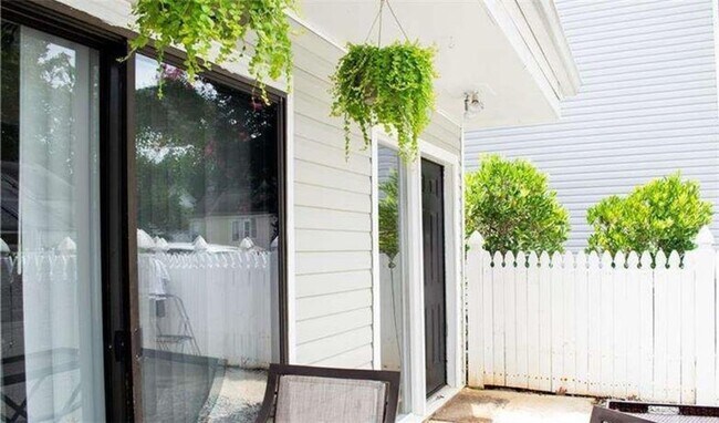 Building Photo - 2685 Meadowlawn Dr