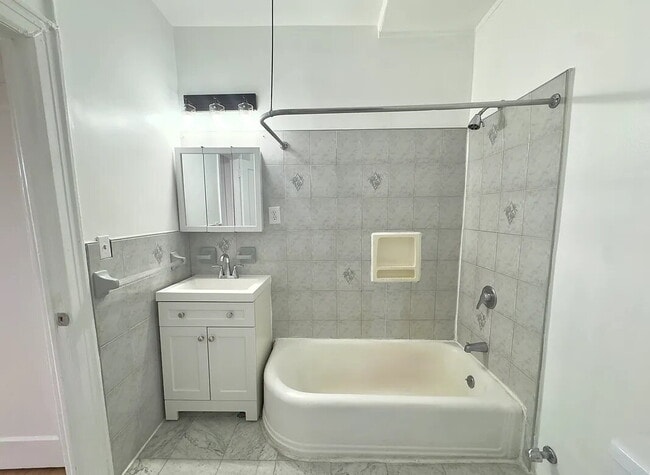 Foto del edificio - Beautiful one bathroom apartment on a beautiful tree-lined block in Bedford-Stuyvesant