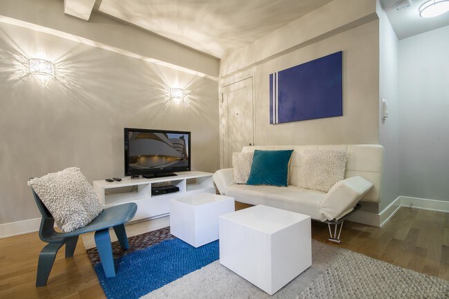 Foto principal - 308 W 30th St