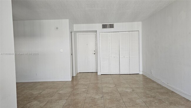 Foto del edificio - 17021 N Bay Rd