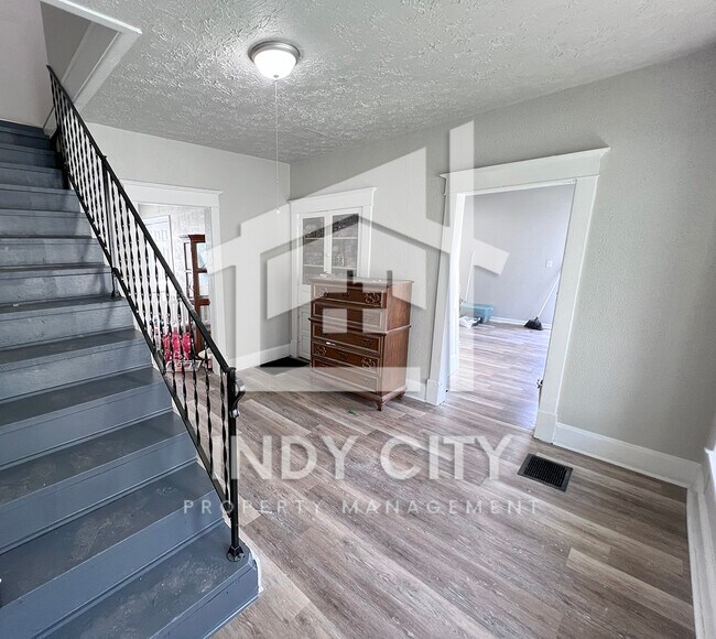 Building Photo - 1015 S Sheffield Ave